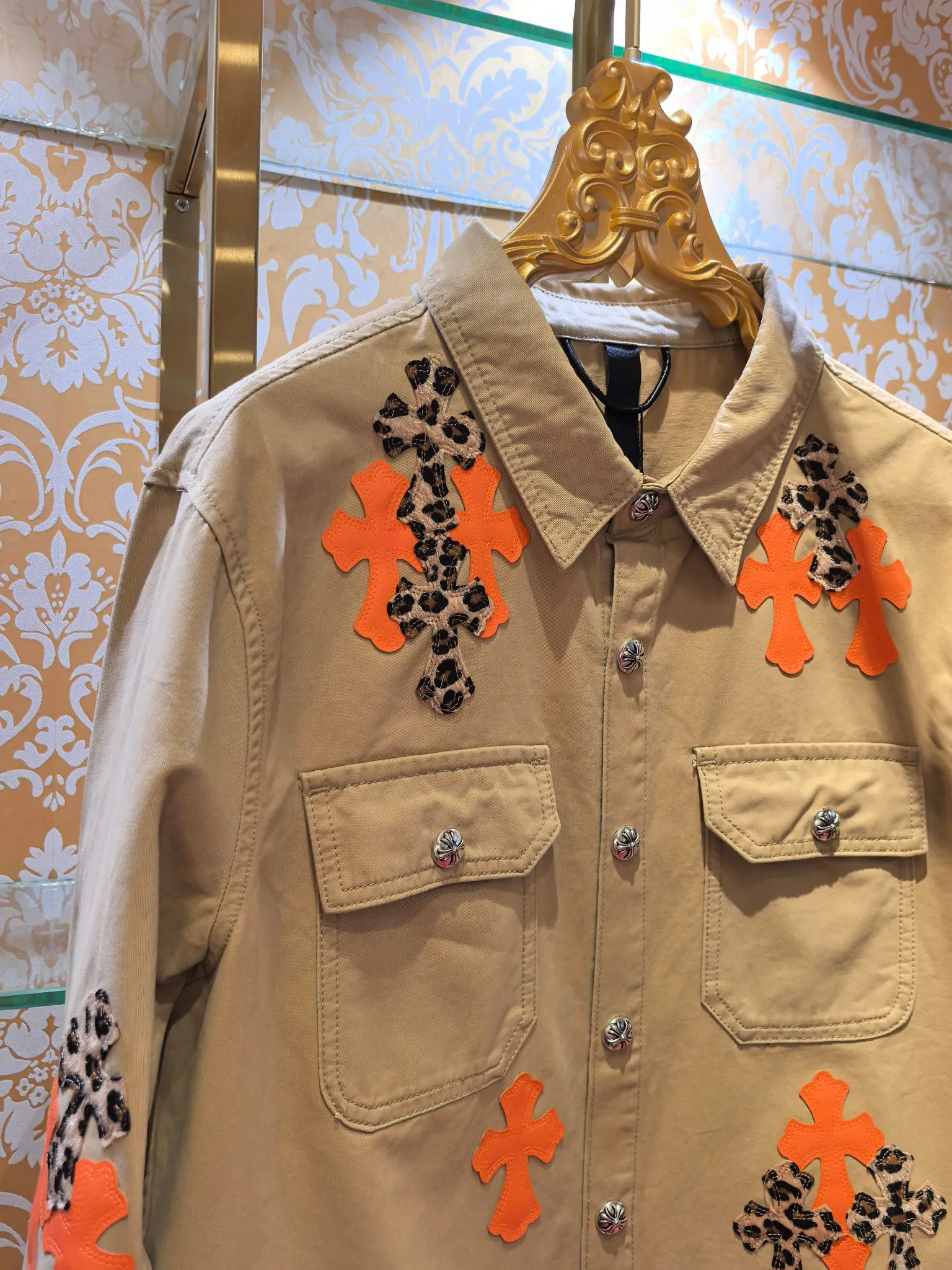 P480 Chrome Hearts advanced custom model, Chrome Hearts patchwork leather denim jacket, twill denim custom fabric, cross patchwork leather is all imitation lambskin, all dyed to completely restore no color difference, the inner leather label is first-layer calfskin, all hardware is 925 silver plated, it is the highest version, you get what you pay for, the same size for men and women, size S M L XL.